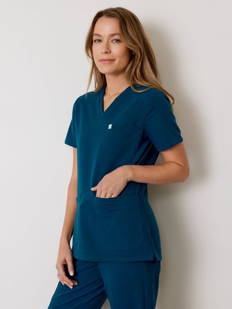 CHLOE RE-GARDE™ - BLEU OPALE - Three Pockets Scrub Top - SILVADUR™||CHLOE RE-GARDE™ - BLEU OPALE - Haut Trois Poches - SILVADUR™