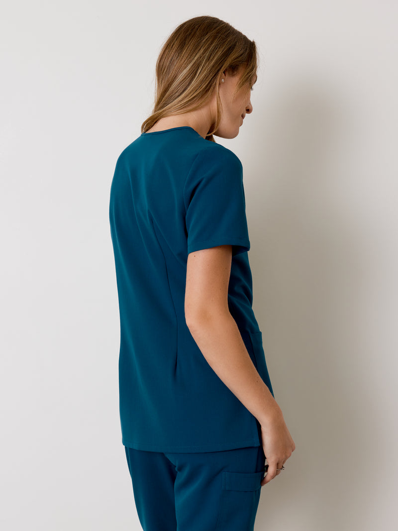 CHLOE RE-GARDE™ - BLEU OPALE - Three Pockets Scrub Top - SILVADUR™||CHLOE RE-GARDE™ - BLEU OPALE - Haut Trois Poches - SILVADUR™