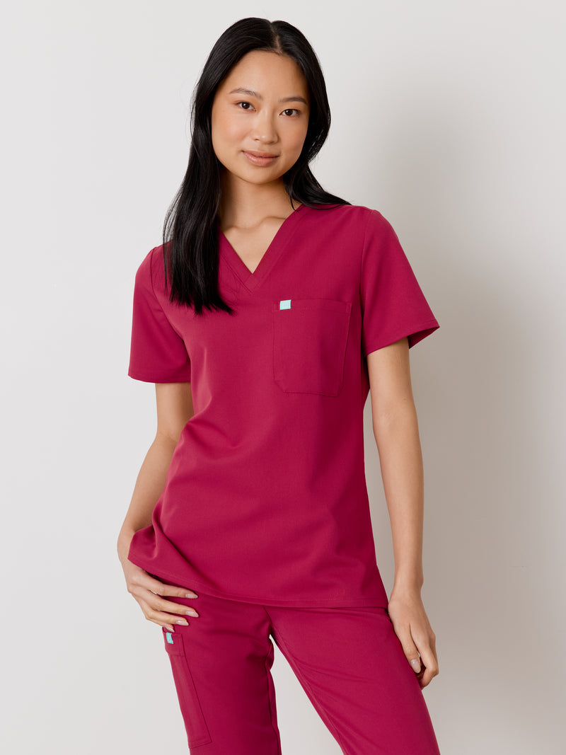 GABRIELLE RE-GARDE™ - BAIE SAUVAGE - One Pocket Scrub Top - SILVADUR™||GABRIELLE RE-GARDE™ - BAIE SAUVAGE - Haut Une Poche - SILVADUR™