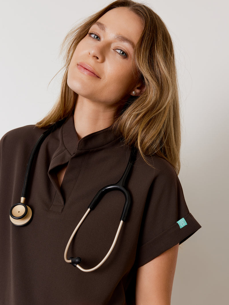 CHARLIE RE-GARDE™ - CHOCOLAT - Mandarine Collar Scrub Top - SILVADUR™||CHARLIE RE-GARDE™ - CHOCOLAT - Haut Col Mao - SILVADUR™