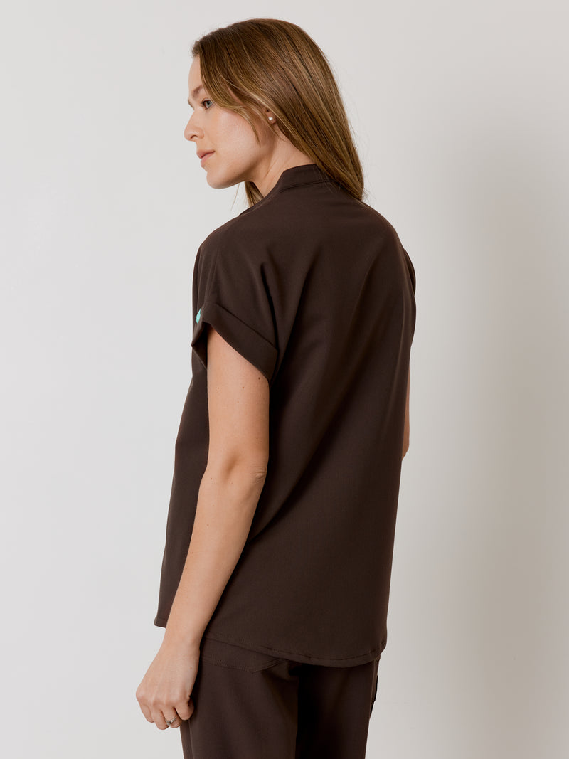 CHARLIE RE-GARDE™ - CHOCOLAT - Mandarine Collar Scrub Top - SILVADUR™||CHARLIE RE-GARDE™ - CHOCOLAT - Haut Col Mao - SILVADUR™