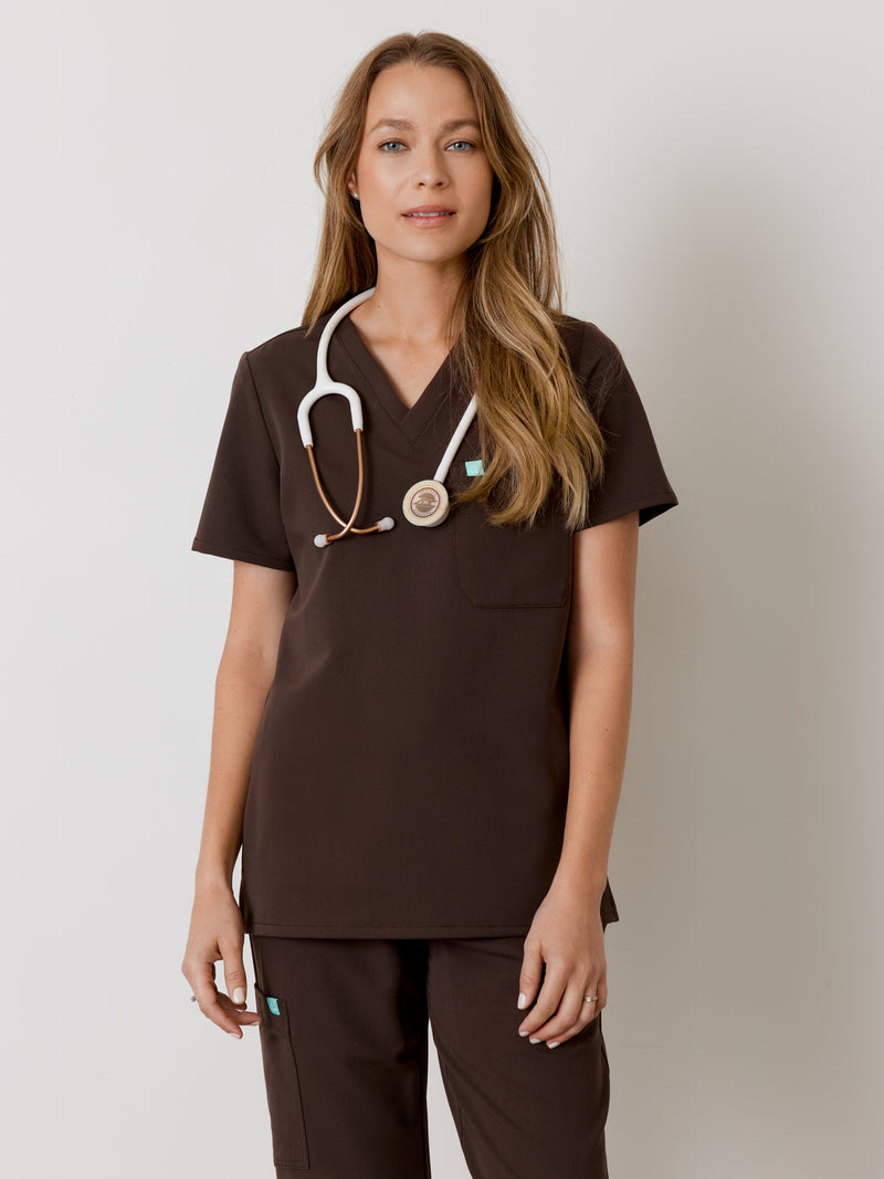 GABRIELLE RE-GARDE™ - CHOCOLAT - One Pocket Scrub Top - SILVADUR™||GABRIELLE RE-GARDE™ - CHOCOLAT - Haut Une Poche - SILVADUR™