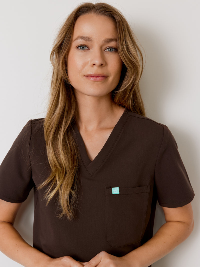 GABRIELLE RE-GARDE™ - CHOCOLAT - One Pocket Scrub Top - SILVADUR™||GABRIELLE RE-GARDE™ - CHOCOLAT - Haut Une Poche - SILVADUR™