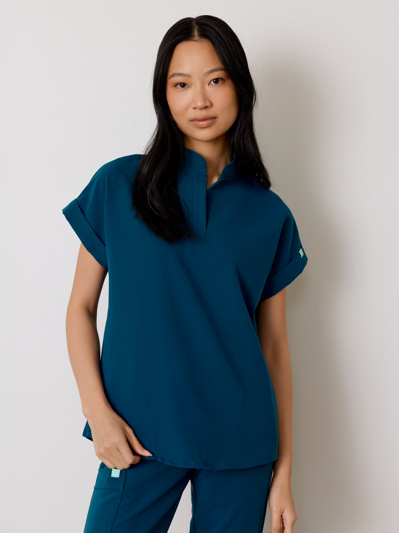 CHARLIE RE-GARDE™ - BLEU OPALE - Mandarine Collar Scrub Top - SILVADUR™||CHARLIE RE-GARDE™ - BLEU OPALE - Haut Col Mao - SILVADUR™