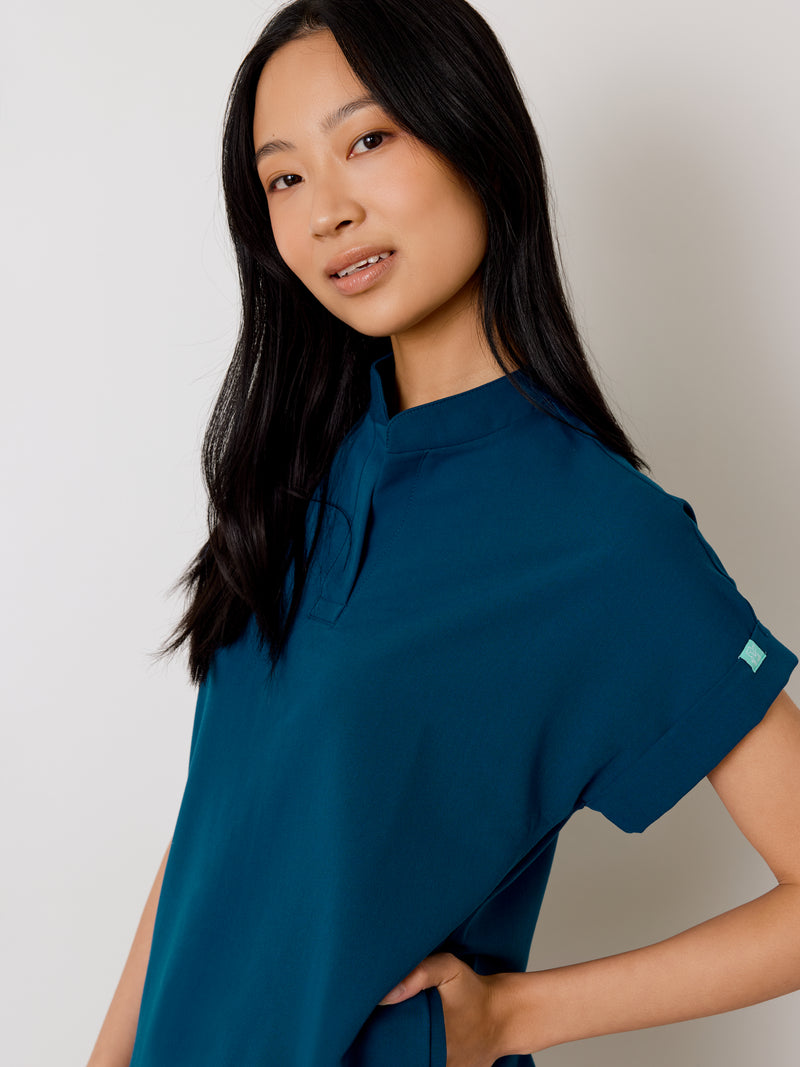 CHARLIE RE-GARDE™ - BLEU OPALE - Mandarine Collar Scrub Top - SILVADUR™||CHARLIE RE-GARDE™ - BLEU OPALE - Haut Col Mao - SILVADUR™