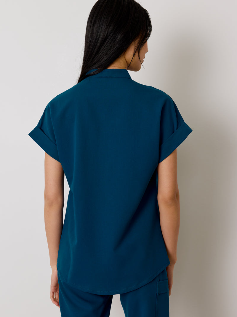 CHARLIE RE-GARDE™ - BLEU OPALE - Mandarine Collar Scrub Top - SILVADUR™||CHARLIE RE-GARDE™ - BLEU OPALE - Haut Col Mao - SILVADUR™