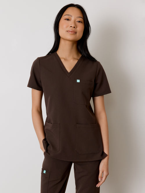 CHLOE RE-GARDE™ - CHOCOLAT - Three Pockets Scrub Top - SILVADUR™||CHLOE RE-GARDE™ - CHOCOLAT - Haut Trois Poches - SILVADUR™