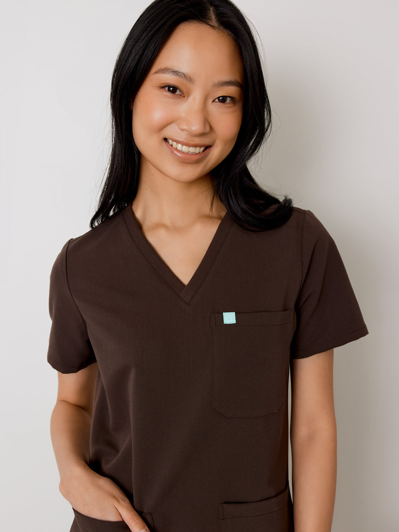 CHLOE RE-GARDE™ - CHOCOLAT - Three Pockets Scrub Top - SILVADUR™||CHLOE RE-GARDE™ - CHOCOLAT - Haut Trois Poches - SILVADUR™