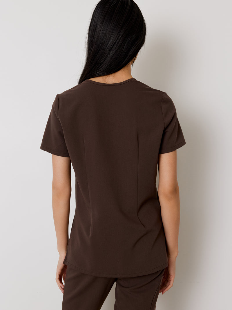 CHLOE RE-GARDE™ - CHOCOLAT - Three Pockets Scrub Top - SILVADUR™||CHLOE RE-GARDE™ - CHOCOLAT - Haut Trois Poches - SILVADUR™