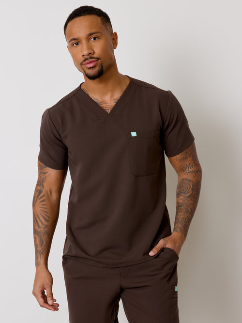 LOGAN RE-GARDE™ - CHOCOLAT - One Pocket Men's Scrub Top - SILVADUR™||LOGAN RE-GARDE™ - CHOCOLAT - Haut Une Poche - SILVADUR™