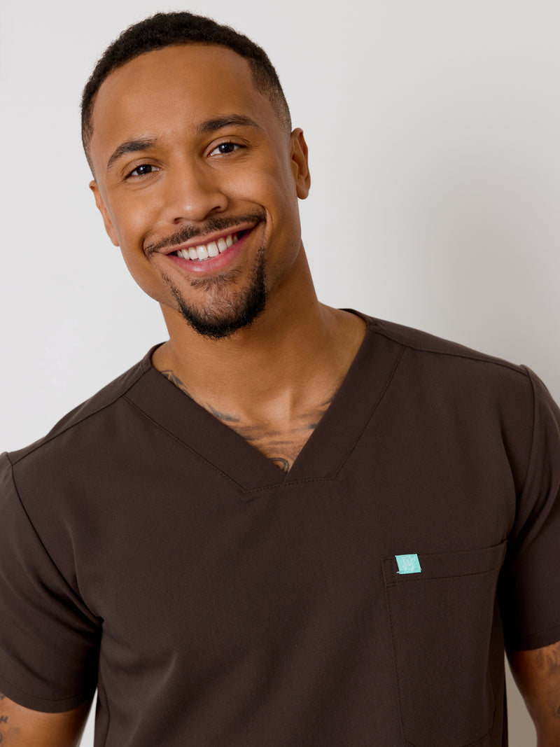 LOGAN RE-GARDE™ - CHOCOLAT - One Pocket Men's Scrub Top - SILVADUR™||LOGAN RE-GARDE™ - CHOCOLAT - Haut Une Poche - SILVADUR™