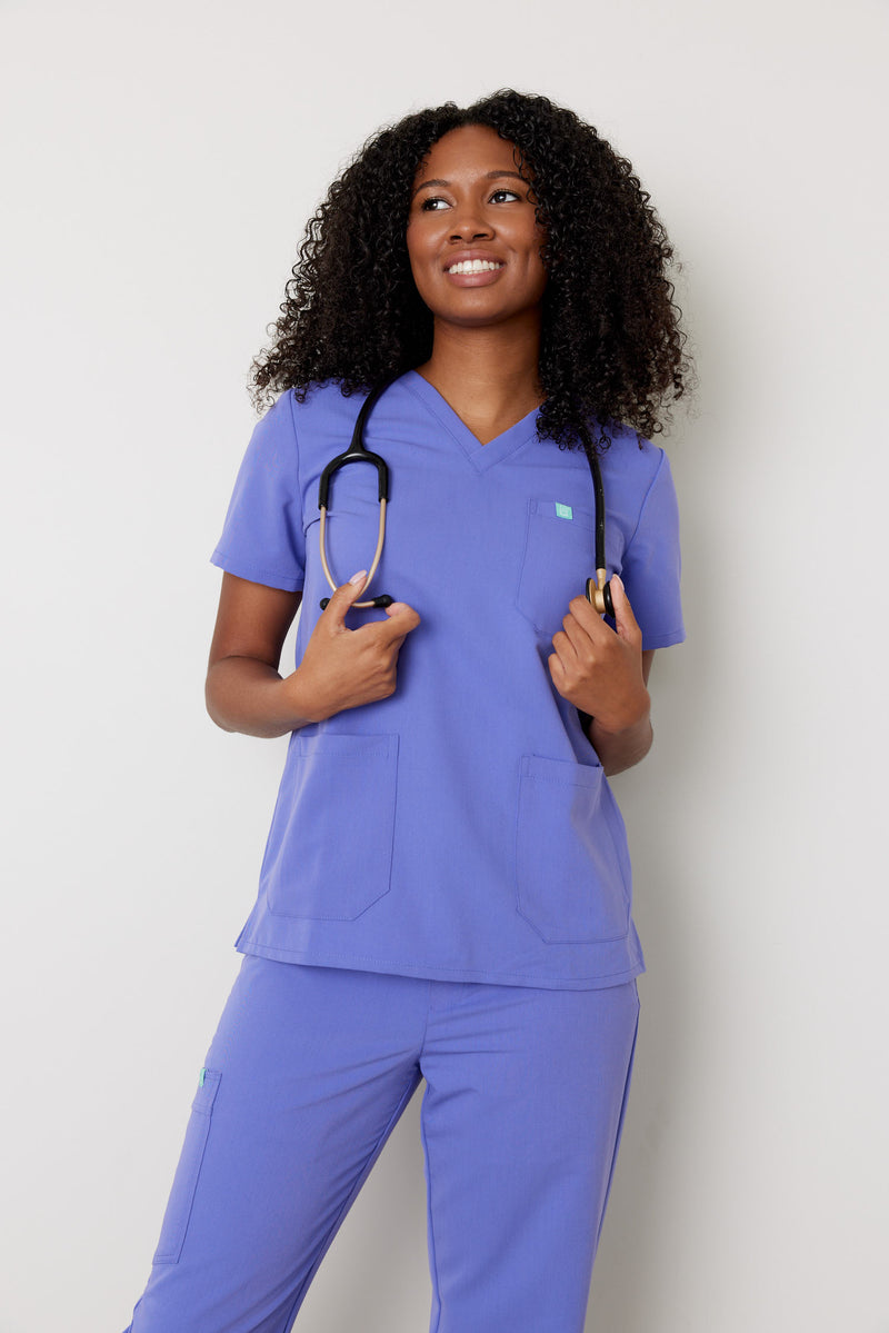 CHLOE RE-GARDE™ - IRIS - Three Pockets Scrub Top - SILVADUR™||CHLOE RE-GARDE™ - IRIS - Haut Trois Poches - SILVADUR™