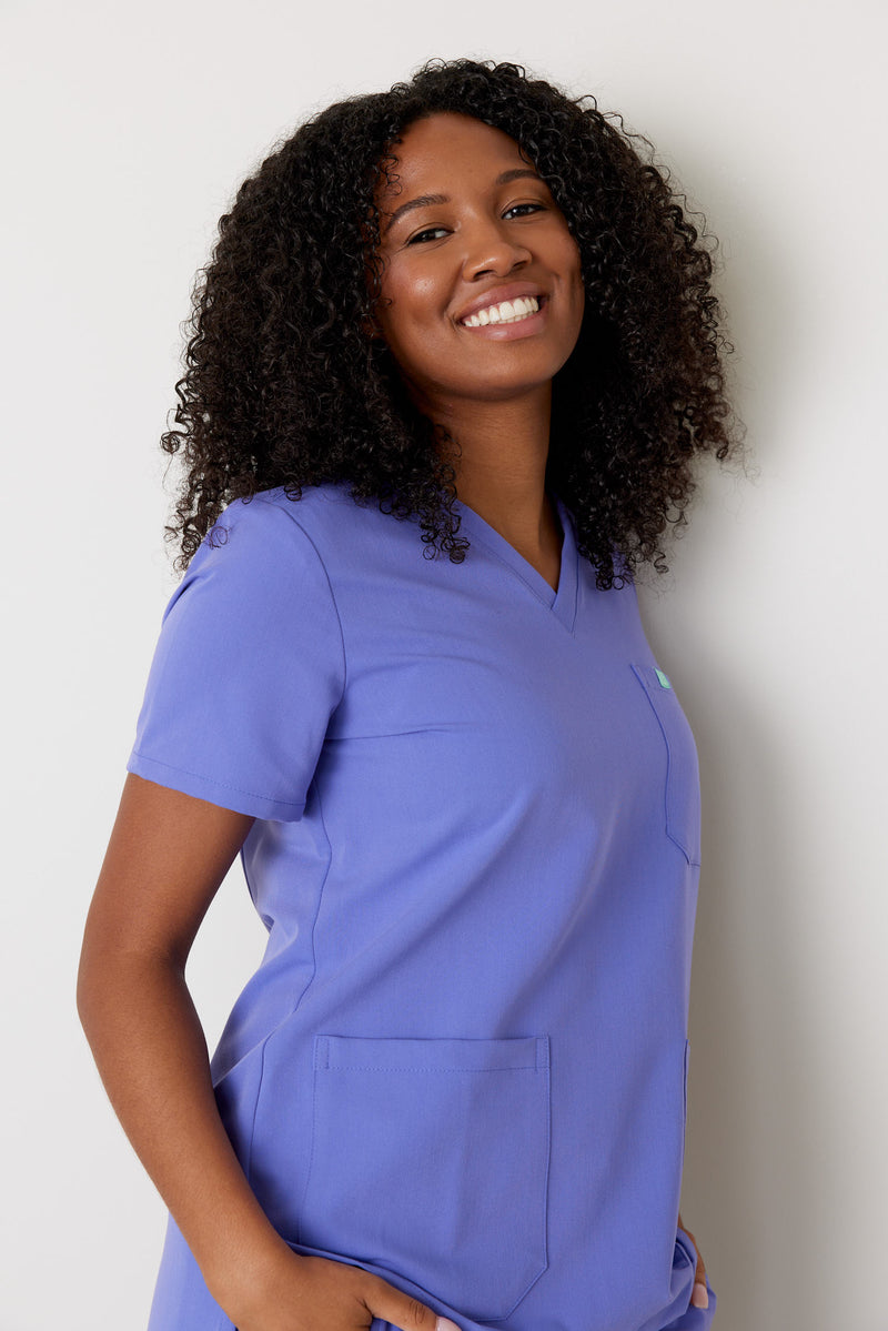 CHLOE RE-GARDE™ - IRIS - Three Pockets Scrub Top - SILVADUR™||CHLOE RE-GARDE™ - IRIS - Haut Trois Poches - SILVADUR™