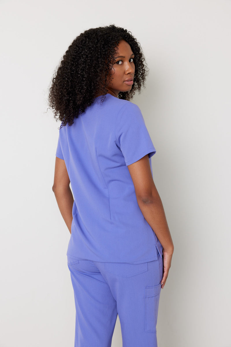 CHLOE RE-GARDE™ - IRIS - Three Pockets Scrub Top - SILVADUR™||CHLOE RE-GARDE™ - IRIS - Haut Trois Poches - SILVADUR™