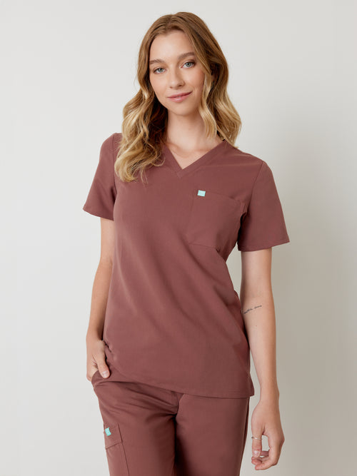 GABRIELLE RE-GARDE™ - MARRON - One Pocket Scrub Top - SILVADUR™||GABRIELLE RE-GARDE™ - MARRON - Haut Une Poche - SILVADUR™