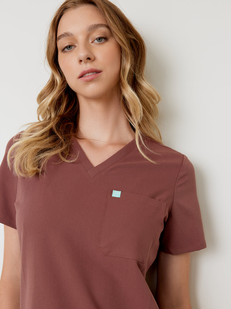 GABRIELLE RE-GARDE™ - MARRON - One Pocket Scrub Top - SILVADUR™||GABRIELLE RE-GARDE™ - MARRON - Haut Une Poche - SILVADUR™