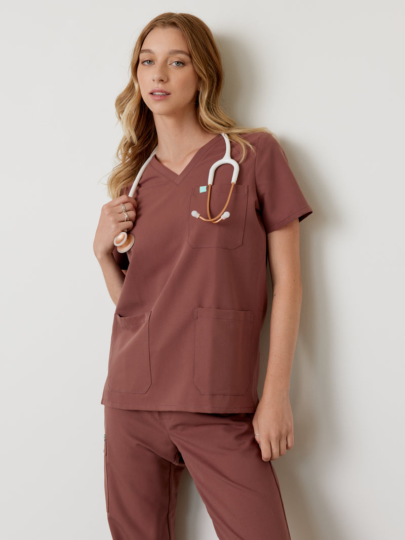 CHLOE RE-GARDE™ - MARRON - Three Pockets Scrub Top - SILVADUR™||CHLOE RE-GARDE™ - MARRON - Haut Trois Poches - SILVADUR™