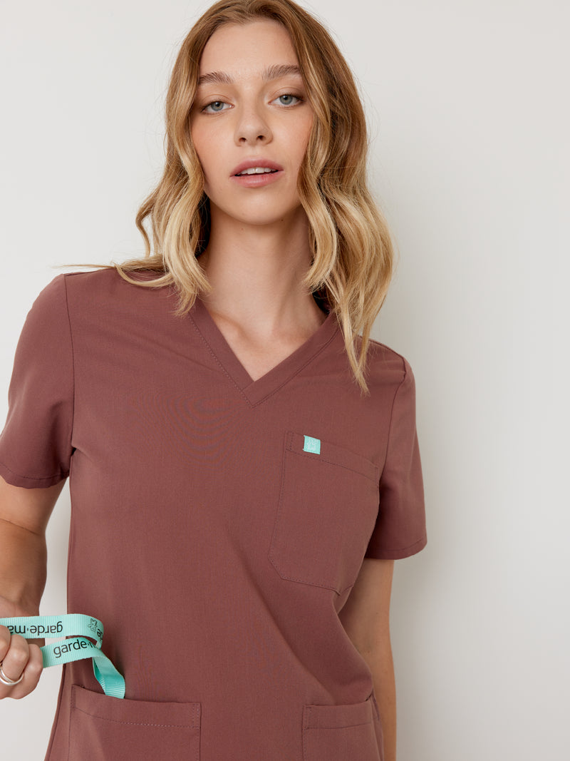 CHLOE RE-GARDE™ - MARRON - Three Pockets Scrub Top - SILVADUR™||CHLOE RE-GARDE™ - MARRON - Haut Trois Poches - SILVADUR™