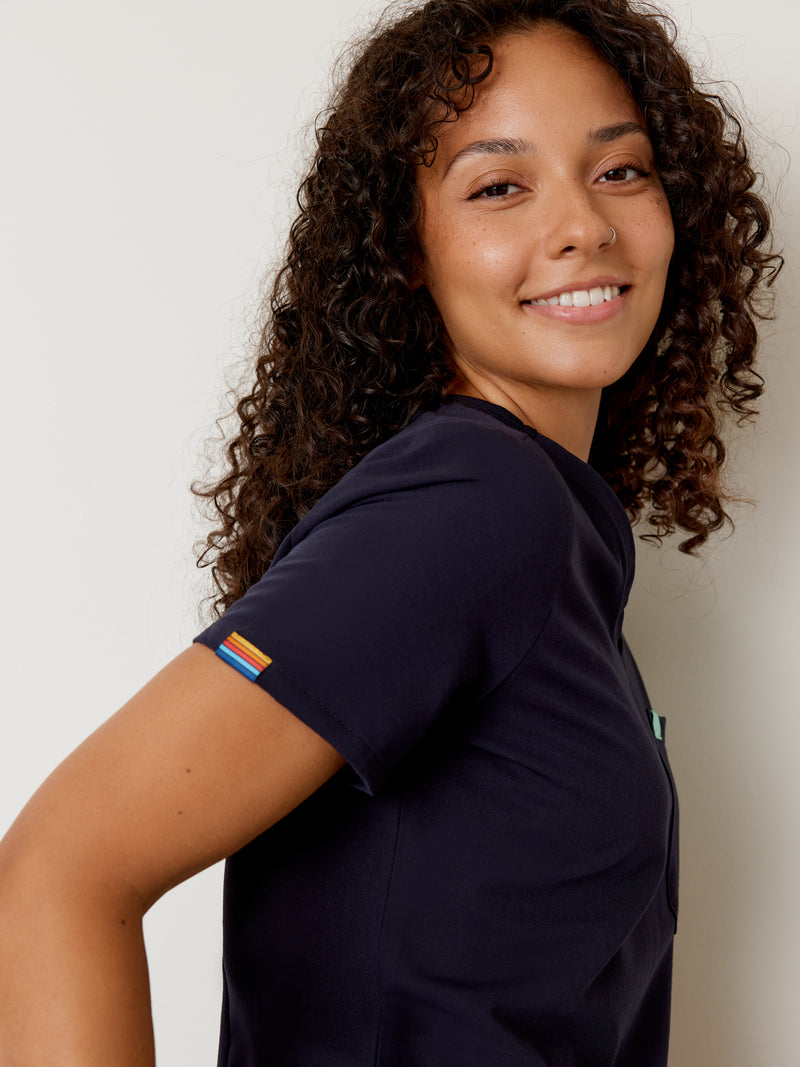 GABRIELLE RE-GARDE™ - RETRO BLEU NAUTIQUE - One Pocket Scrub Top||GABRIELLE RE-GARDE™ - RETRO BLEU NAUTIQUE - Haut Une Poche