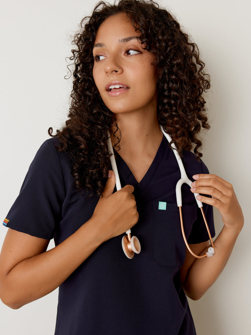 GABRIELLE RE-GARDE™ - RETRO BLEU NAUTIQUE - One Pocket Scrub Top||GABRIELLE RE-GARDE™ - RETRO BLEU NAUTIQUE - Haut Une Poche