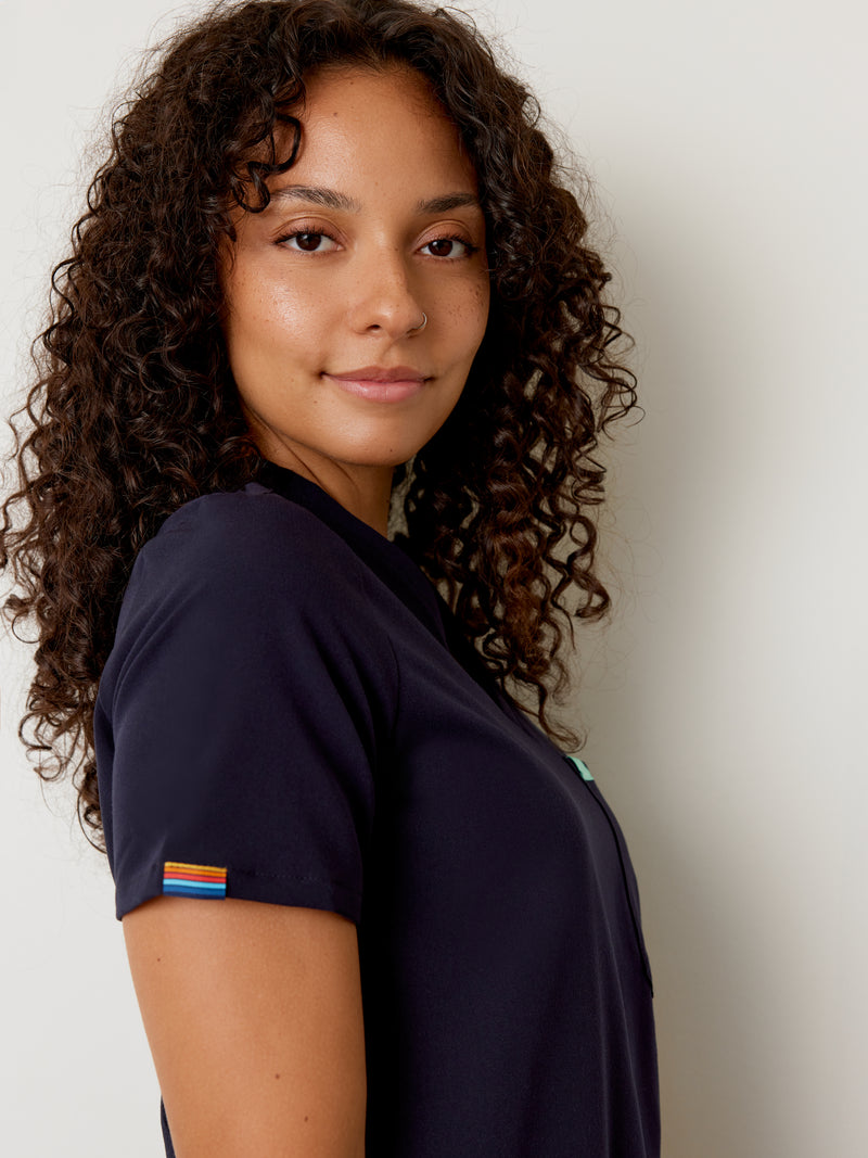 CHLOE RE-GARDE™ - RETRO BLEU NAUTIQUE - Three Pockets Scrub Top||CHLOE RE-GARDE™ - RETRO BLEU NAUTIQUE - Haut Trois Poches