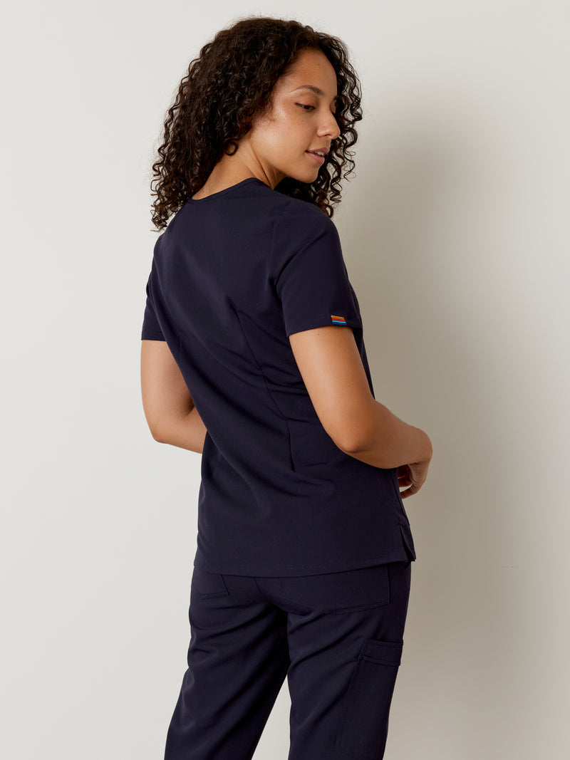 CHLOE RE-GARDE™ - RETRO BLEU NAUTIQUE - Three Pockets Scrub Top||CHLOE RE-GARDE™ - RETRO BLEU NAUTIQUE - Haut Trois Poches