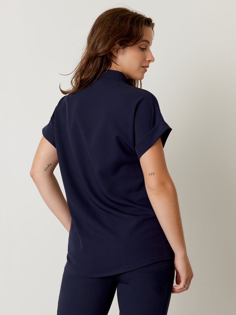 CHARLIE RE-GARDE™ - RETRO BLEU NAUTIQUE - Mandarine Collar Scrub Top||CHARLIE RE-GARDE™ - RETRO BLEU NAUTIQUE - Haut Col Mao