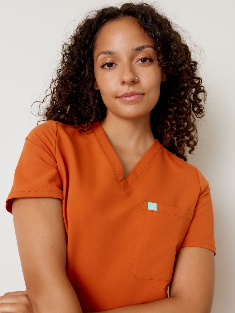 GABRIELLE RE-GARDE™ - ROUILLE - One Pocket Scrub Top - SILVADUR™||GABRIELLE RE-GARDE™ - ROUILLE - Haut Une Poche - SILVADUR™