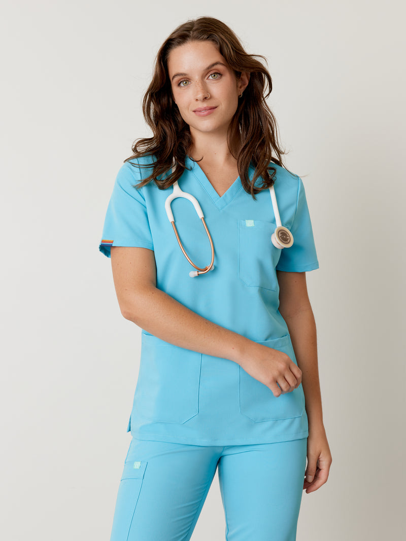 CHLOE RE-GARDE™ - RETRO BLEU - Three Pockets Scrub Top||CHLOE RE-GARDE™ - RETRO BLEU - Haut Trois Poches