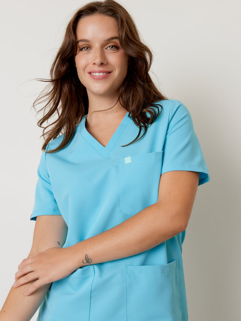 CHLOE RE-GARDE™ - RETRO BLEU - Three Pockets Scrub Top||CHLOE RE-GARDE™ - RETRO BLEU - Haut Trois Poches