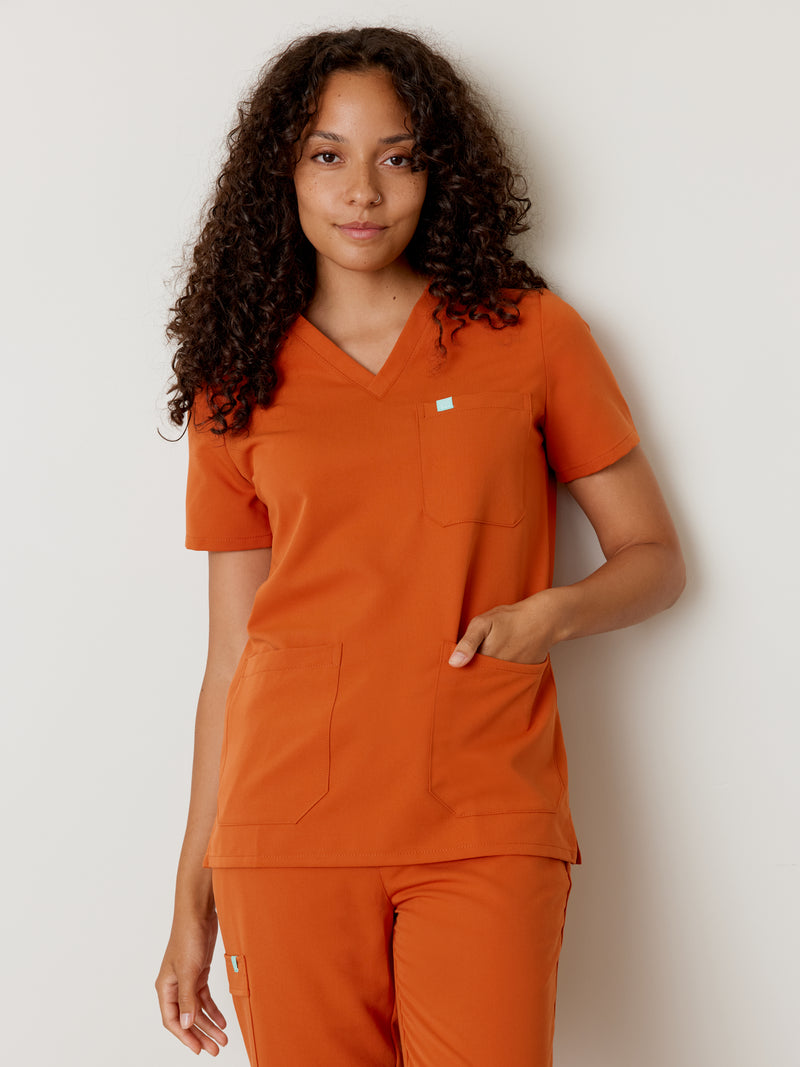 CHLOE RE-GARDE™ - ROUILLE - Three Pockets Scrub Top - SILVADUR™||CHLOE RE-GARDE™ - ROUILLE - Haut Trois Poches - SILVADUR™