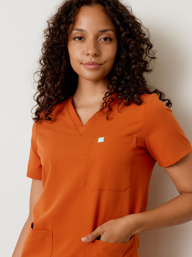 CHLOE RE-GARDE™ - ROUILLE - Three Pockets Scrub Top - SILVADUR™||CHLOE RE-GARDE™ - ROUILLE - Haut Trois Poches - SILVADUR™