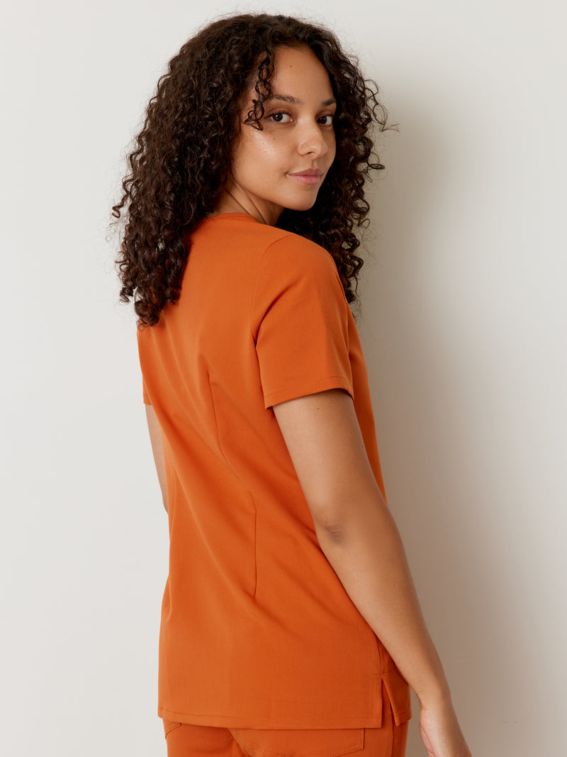 CHLOE RE-GARDE™ - ROUILLE - Three Pockets Scrub Top - SILVADUR™||CHLOE RE-GARDE™ - ROUILLE - Haut Trois Poches - SILVADUR™