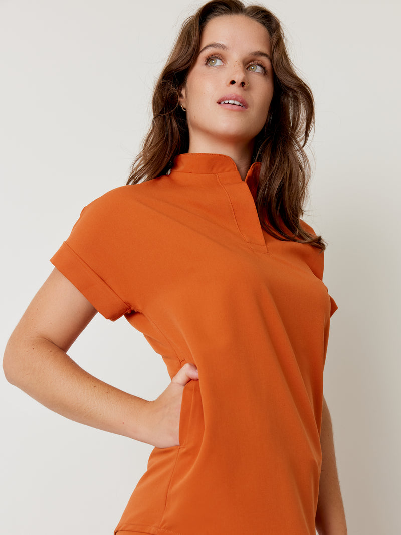 CHARLIE RE-GARDE™ - ROUILLE - Mandarine Collar Scrub Top - SILVADUR™||CHARLIE RE-GARDE™ - ROUILLE - Haut Col Mao - SILVADUR™