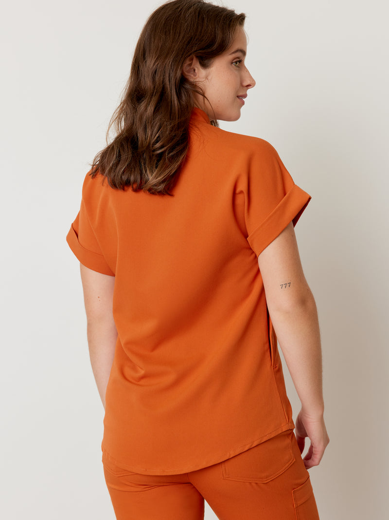 CHARLIE RE-GARDE™ - ROUILLE - Mandarine Collar Scrub Top - SILVADUR™||CHARLIE RE-GARDE™ - ROUILLE - Haut Col Mao - SILVADUR™