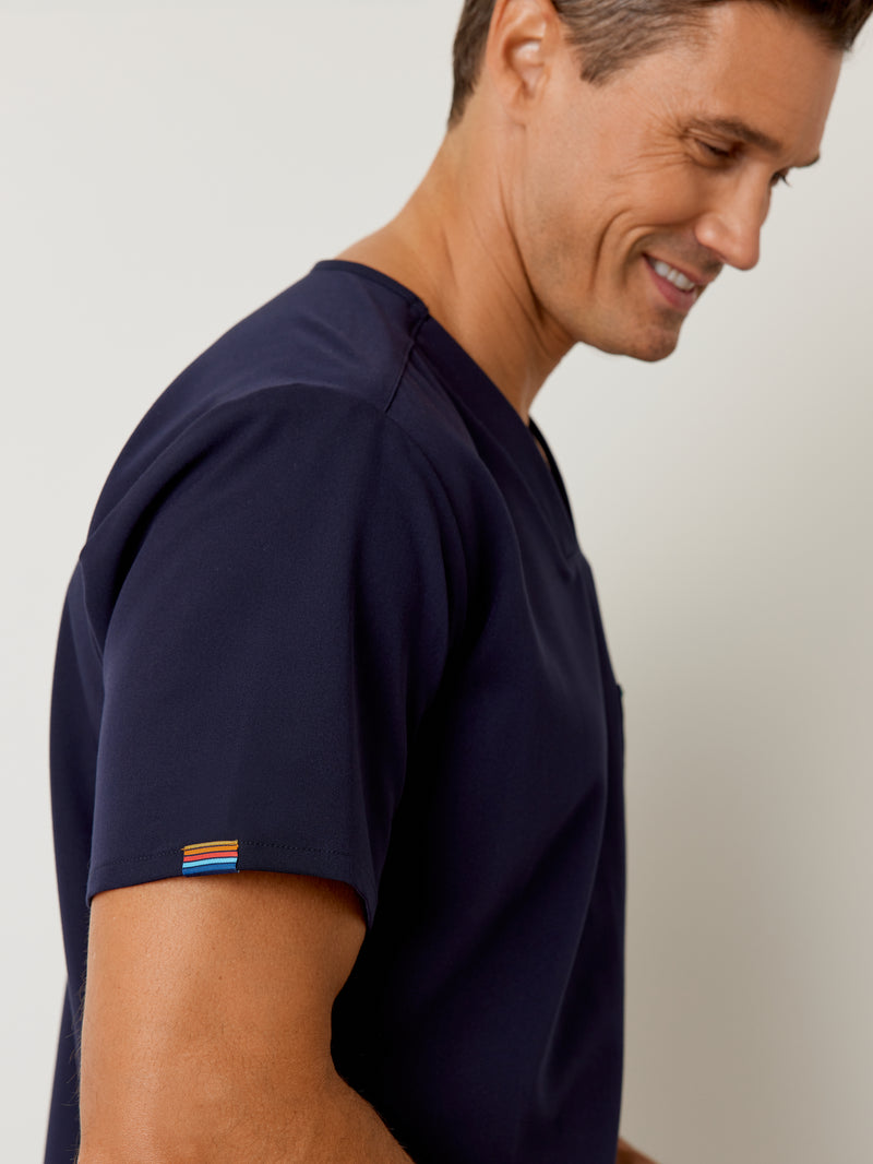 LOGAN RE-GARDE™ - RETRO BLEU NAUTIQUE - One Pocket Men's Scrub Top||LOGAN RE-GARDE™ - RETRO BLEU NAUTIQUE- Haut Une Poche