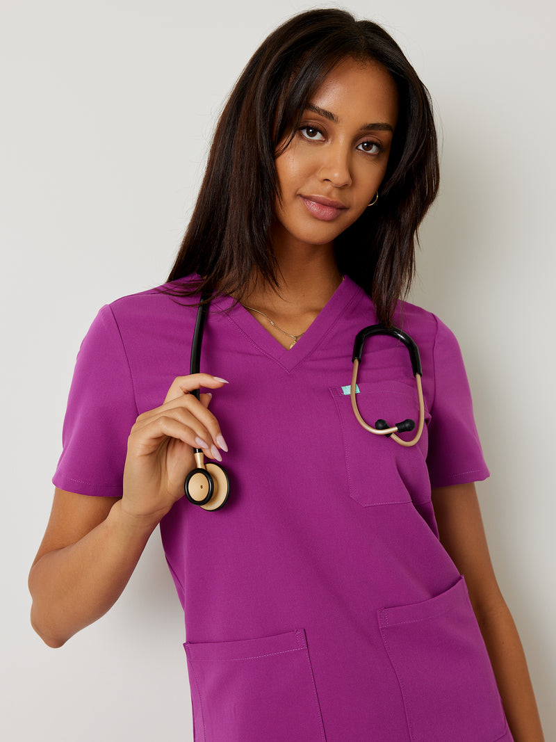 CHLOE RE-GARDE™ - POURPRE - Three Pockets Scrub Top - SILVADUR™ - FINAL SALE||CHLOE RE-GARDE™ - POURPRE - Haut Trois Poches - SILVADUR™ - VENTE FINALE