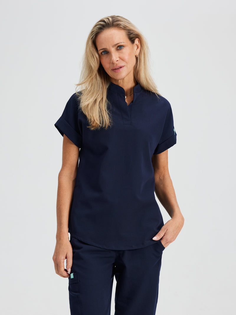 CHARLIE RE-GARDE™ - BLEU NAUTIQUE - Mandarine Collar Scrub Top||CHARLIE RE-GARDE™ - BLEU NAUTIQUE - Haut Col Mao