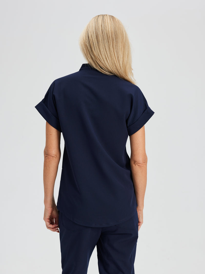 CHARLIE RE-GARDE™ - BLEU NAUTIQUE - Mandarine Collar Scrub Top - SILVADUR™||CHARLIE RE-GARDE™ - BLEU NAUTIQUE - Haut Col Mao - SILVADUR™